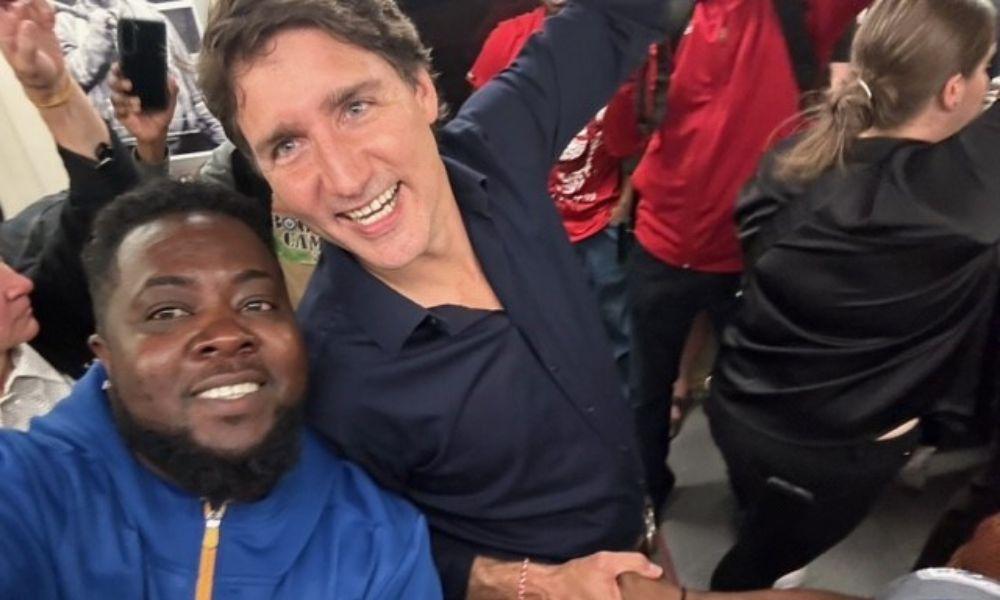 TCHC staff member taking a selfie with Prime Minister Justin Trudeau.